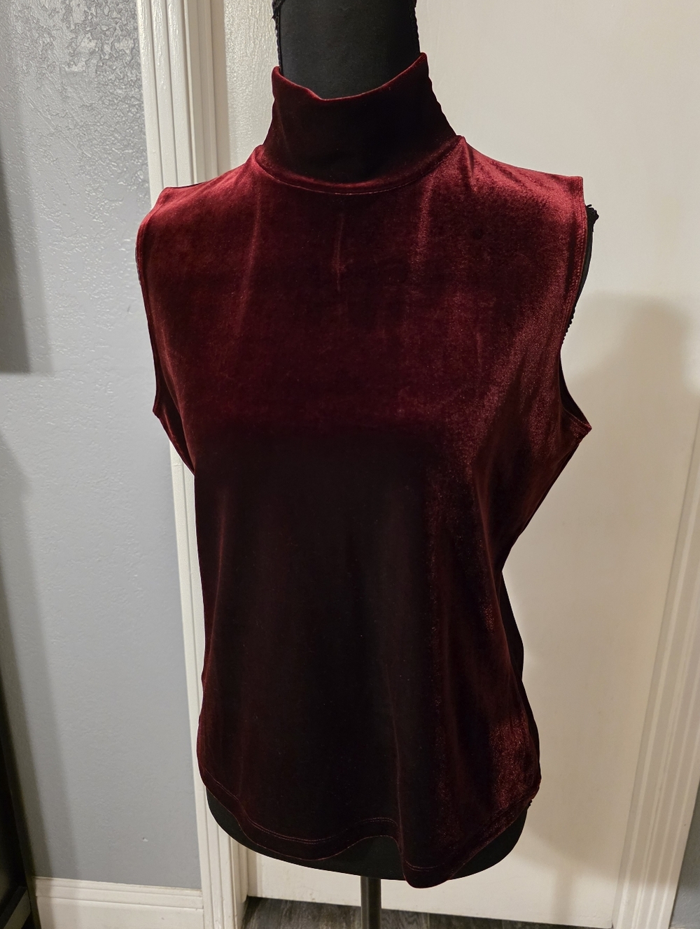 Ann Taylor Sleeveless Velvet Turtleneck in Deep Wine Size M